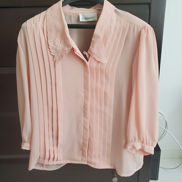 Dress blouse for nightspot or the office - Picture 1 of 2